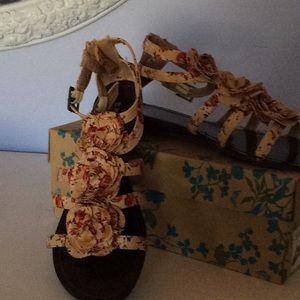 Bamboo zipper back sandals